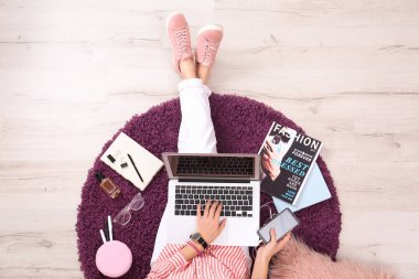 Dizüstü bilgisayarı olan moda blogcusu en tepede oturuyor.