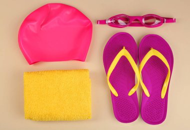 Açık arkaplanda yüzme aksesuarları olan düz kompozisyon