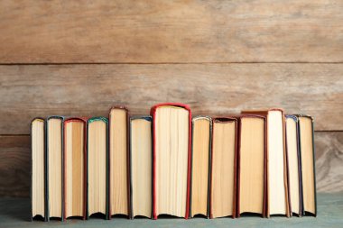 Ahşap rafta eski kitap koleksiyonu