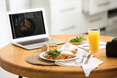 Laptopla servis edilen lezzetli öğle yemeği. Yemek günlüğü