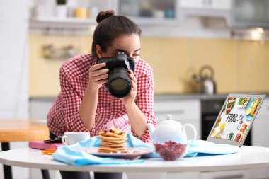 Yemek blogcusu kahvaltısının fotoğrafını çekiyor.