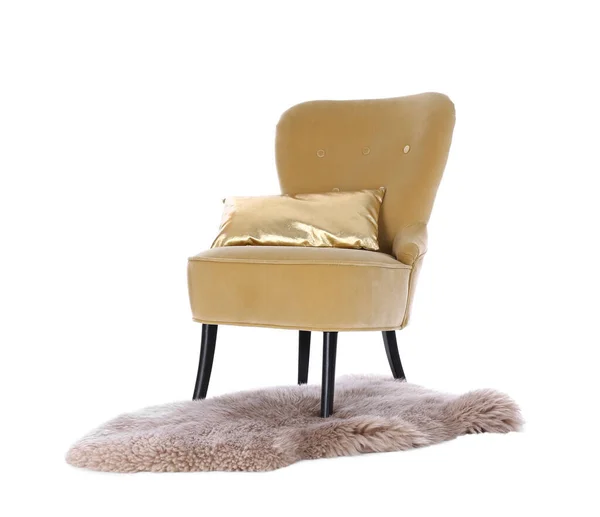 Fauteuil confortable avec coussin et tapis en fausse fourrure isolé sur w — Photo