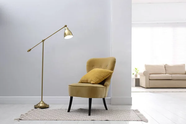 Fauteuil confortable avec coussin, tapis et lampe intérieur — Photo