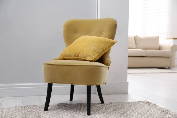 Fauteuil confortable avec coussin intérieur. Élément intérieur — Photo