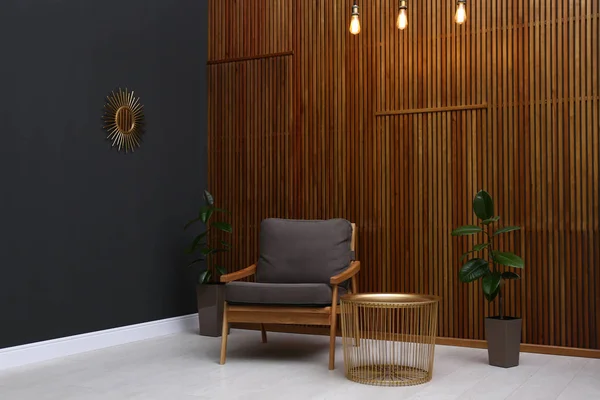Удобное кресло в современном интерьере гостиной — стоковое фото