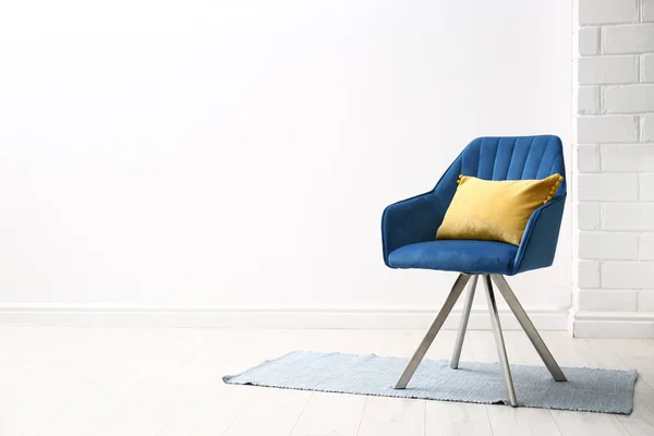 Fauteuil confortable avec coussin intérieur. Espace pour le texte — Photo