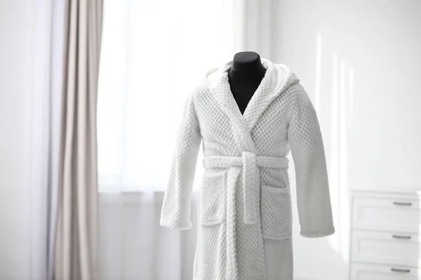 房间里的人体模特身上柔软舒适的浴衣 — 图库照片