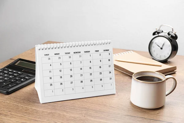 Komposition Mit Kalender Und Tasse Kaffee Auf Holztisch — Stockfoto