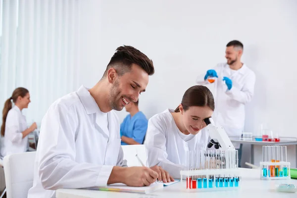 Medische Studenten Met Microscoop Modern Laboratorium — Stockfoto