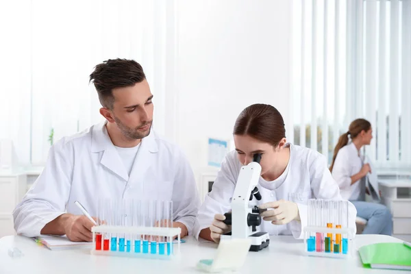 Estudiantes Medicina Con Microscopio Laboratorio Moderno — Foto de Stock