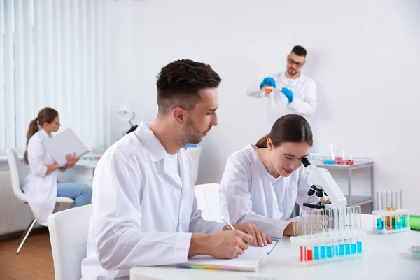 Medicinska Studenter Med Mikroskop Modernt Laboratorium — Stockfoto