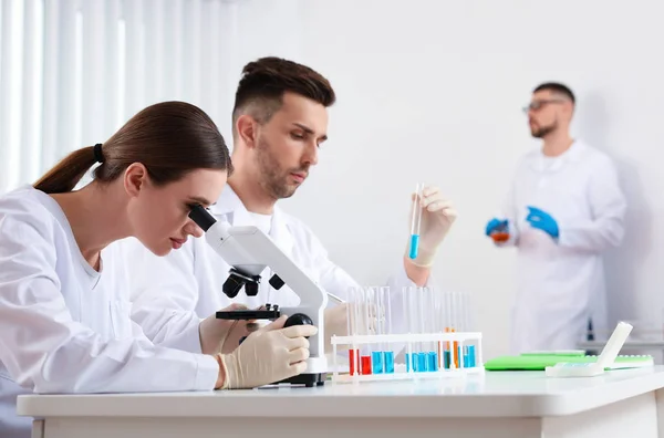 Medizinstudenten Mit Mikroskop Modernen Labor — Stockfoto