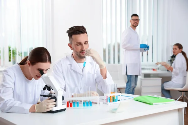 Cientista Com Microscópio Colegas Laboratório Investigação Médica — Fotografia de Stock