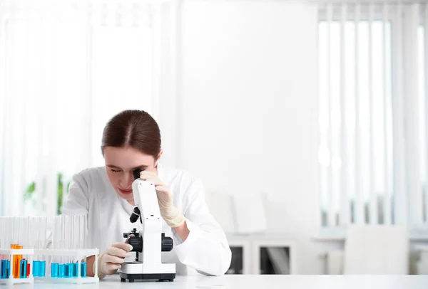 Masada Modern Mikroskop Kullanan Bir Bilim Adamı Tıbbi Araştırma — Stok fotoğraf