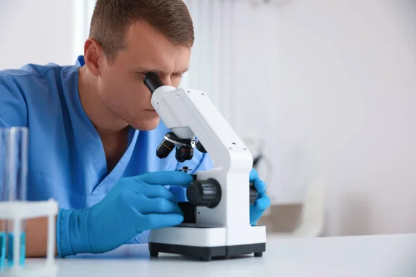 Masada Modern Mikroskop Kullanan Bir Bilim Adamı Yakın Plan Tıbbi — Stok fotoğraf