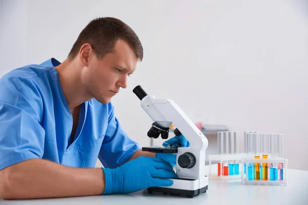 Wissenschaftler Mit Modernem Mikroskop Tisch Medizinische Forschung — Stockfoto