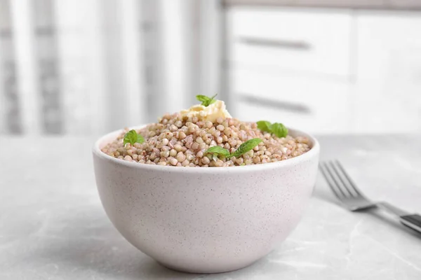 Lekkere Boekweit Pap Met Boter Grijze Marmeren Tafel Binnen — Stockfoto