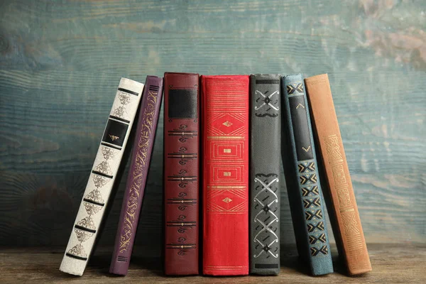 Coleção Livros Antigos Prateleira Madeira — Fotografia de Stock