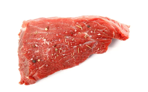 Frisches rohes Rindfleisch geschnitten mit Gewürzen isoliert auf weiß, Ansicht von oben — Stockfoto