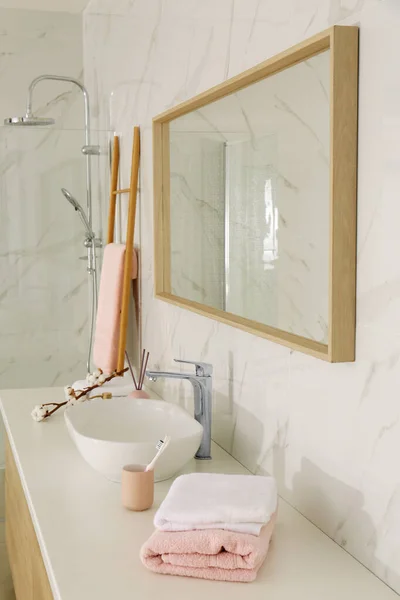 Gran Espejo Sobre Fregadero Del Buque Interior Del Baño Elegante — Foto de Stock