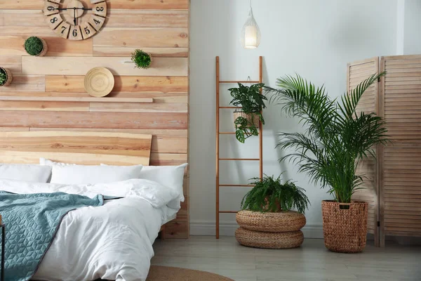 Stylowe wnętrze sypialni z zielonymi roślinami. Pomysły na dom — Zdjęcie stockowe