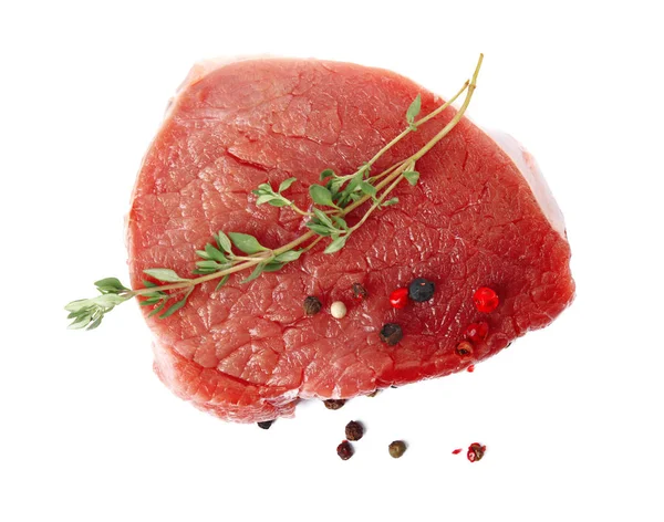 Carne fresca cruda cortada con tomillo y pimientos mezclada aislada sobre blanco , —  Fotos de Stock