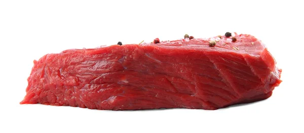 Carne fresca cruda tagliata con spezie isolate su bianco — Foto Stock
