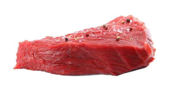 Corte de carne crua fresca com especiarias isoladas em branco — Fotografia de Stock