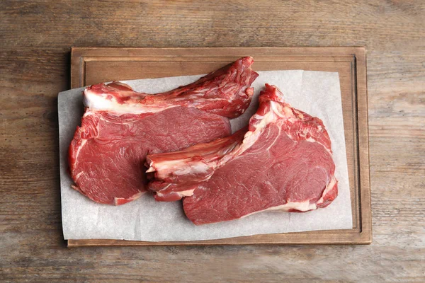 Corte Carne Crua Fresca Mesa Madeira Vista Superior — Fotografia de Stock