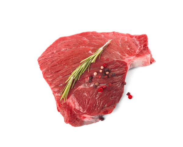Friss nyers marhahús rozmaringgal és paprikakeverékkel — Stock Fotó