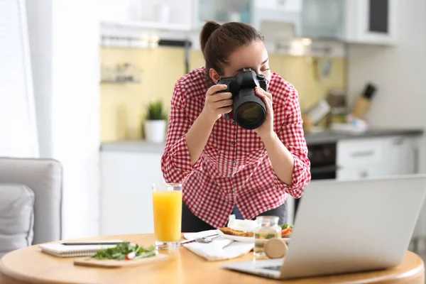 Blogger Comida Tirando Fotos Seu Almoço Mesa Madeira Dentro Casa — Fotografia de Stock