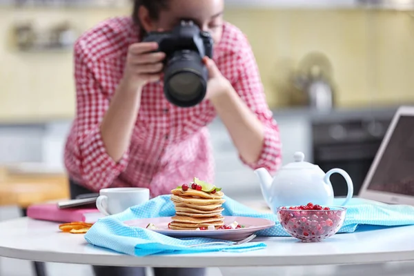 Yemek Blogcusu Kahvaltısının Fotoğrafını Çekiyor — Stok fotoğraf