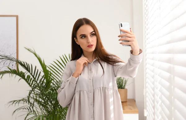 Mooie Vrouw Het Nemen Van Selfie Buurt Venster Binnen — Stockfoto
