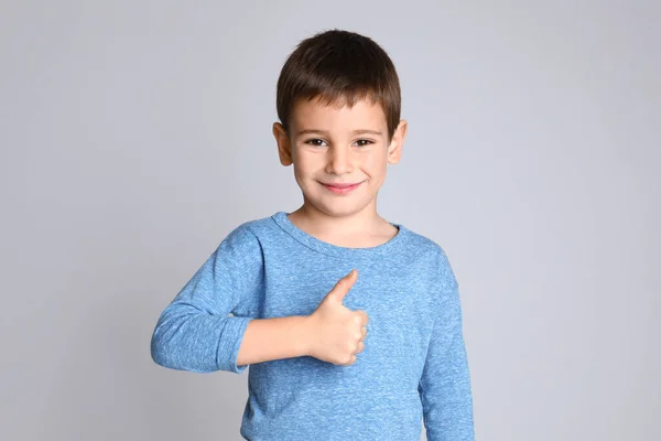 Portret Van Gelukkig Jongetje Lichtgrijze Achtergrond — Stockfoto