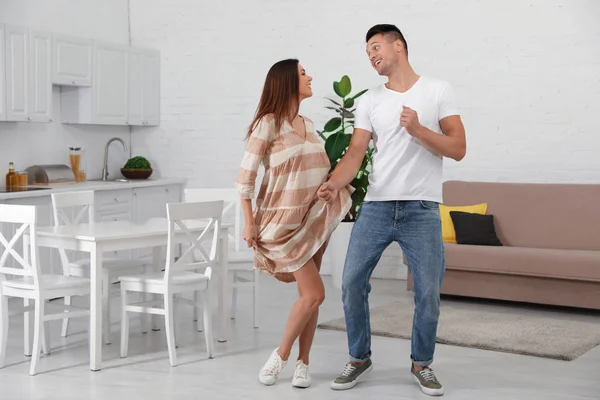 Pareja Feliz Bailando Cocina Casa — Foto de Stock