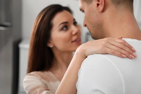 Feliz Pareja Joven Bailando Juntos Casa Centran Mano — Foto de Stock