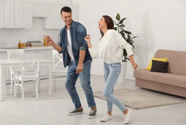 Pareja Feliz Bailando Cocina Casa — Foto de Stock