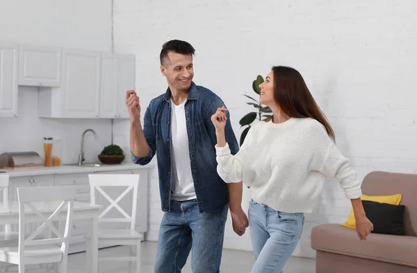 Счастливая Пара Танцует Дома Кухне — стоковое фото