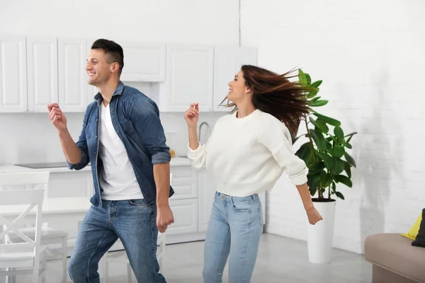 Glückliches Paar Tanzt Küche Hause — Stockfoto