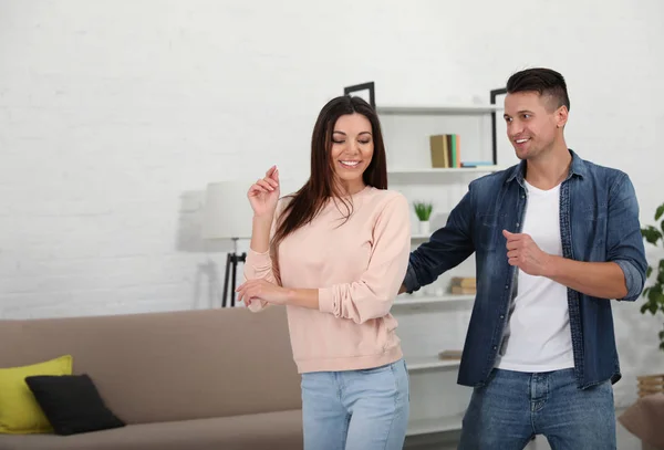 Casal Feliz Dançando Sala Estar Casa — Fotografia de Stock