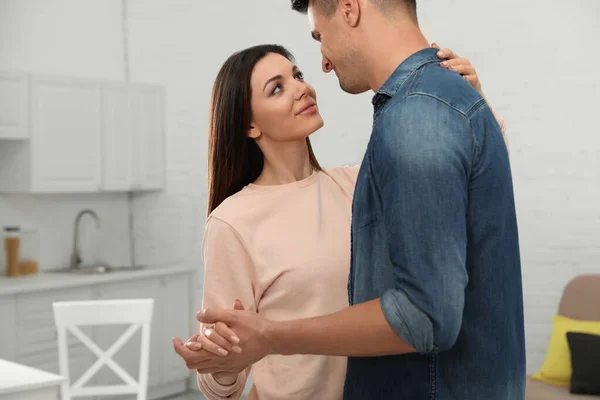 Couple Heureux Dansant Dans Cuisine Maison — Photo