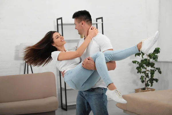 Glückliches Junges Paar Tanzt Gemeinsam Hause — Stockfoto