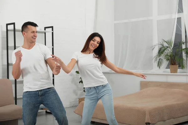 Feliz Pareja Joven Bailando Juntos Casa — Foto de Stock