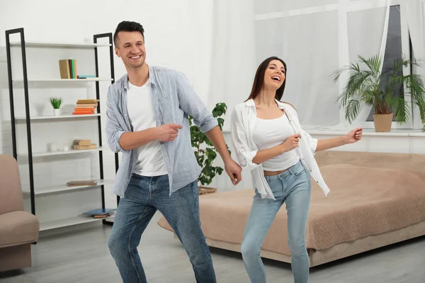 Gelukkig Jong Paar Dansen Samen Thuis — Stockfoto