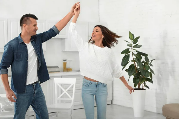 Pareja Feliz Bailando Cocina Casa — Foto de Stock