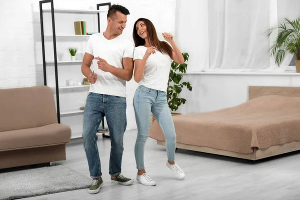 Glückliches Junges Paar Tanzt Gemeinsam Hause — Stockfoto