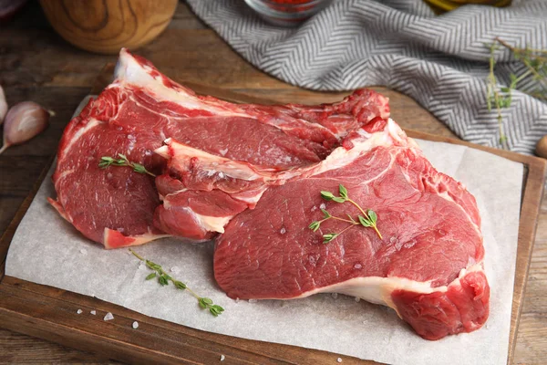 Carne Crua Fresca Cortada Com Tomilho Sal Mesa Madeira Close — Fotografia de Stock