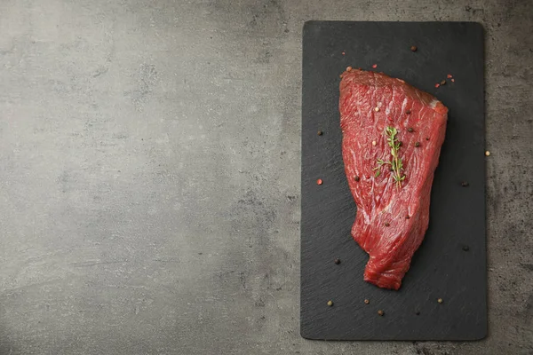 Carne Fresca Cruda Cortada Con Tomillo Pimientos Mezclados Sobre Mesa — Foto de Stock