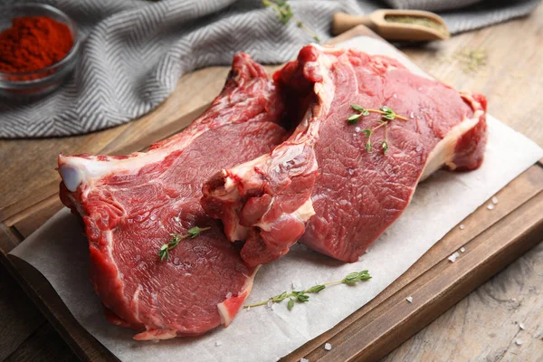 Carne Crua Fresca Cortada Com Tomilho Sal Mesa Madeira Close — Fotografia de Stock