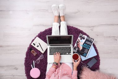 Dizüstü bilgisayarı olan moda blogcusu en tepede oturuyor.
